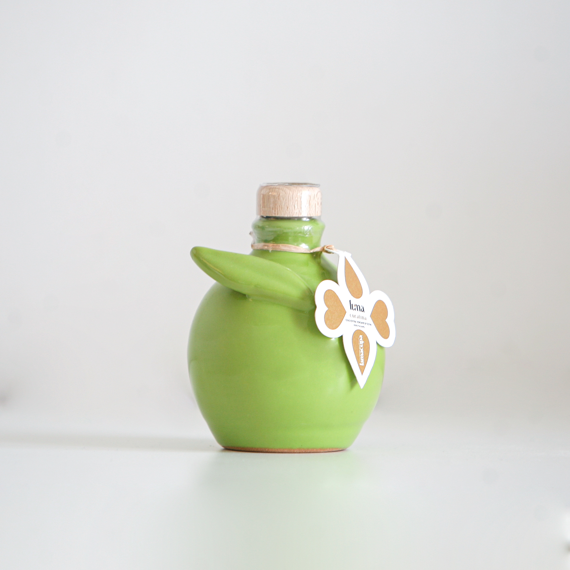 bottiglie in ceramica artigianale con olio EVO